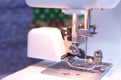 Mini Máquina de Costura Portátil Manual para Reparos Rápidos