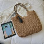 Bolsa de Ombro Grande de Palha Sintética com Zíper
