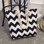 Leve tudo para a praia com estilo e segurança! Bolsa de praia grande em nylon, com fechamento em zíper. Espaçosa, resistente e fácil de limpar. Perfeita para o seu look de verão.