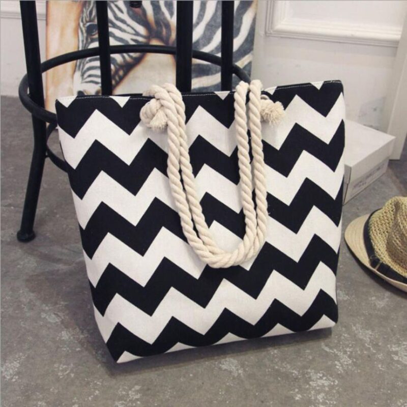 Leve tudo para a praia com estilo e segurança! Bolsa de praia grande em nylon, com fechamento em zíper. Espaçosa, resistente e fácil de limpar. Perfeita para o seu look de verão.
