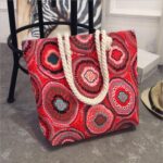Leve tudo para a praia com estilo e segurança! Bolsa de praia grande em nylon, com fechamento em zíper. Espaçosa, resistente e fácil de limpar. Perfeita para o seu look de verão.