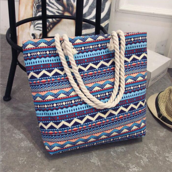 Leve tudo para a praia com estilo e segurança! Bolsa de praia grande em nylon, com fechamento em zíper. Espaçosa, resistente e fácil de limpar. Perfeita para o seu look de verão.