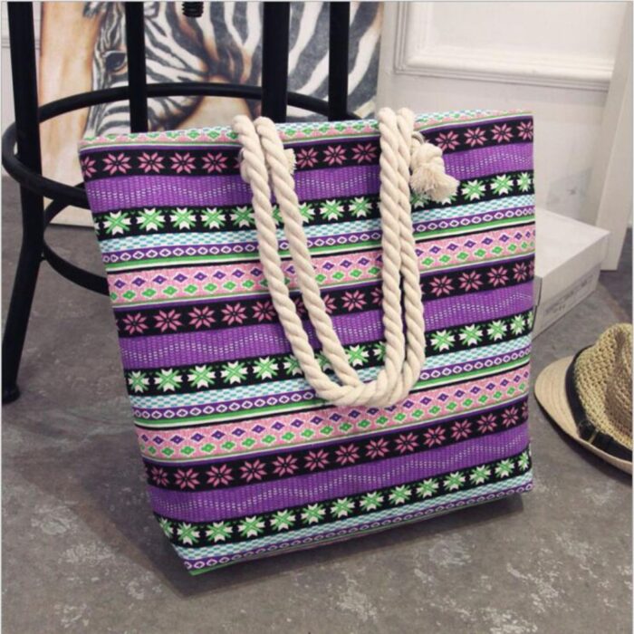 Leve tudo para a praia com estilo e segurança! Bolsa de praia grande em nylon, com fechamento em zíper. Espaçosa, resistente e fácil de limpar. Perfeita para o seu look de verão.
