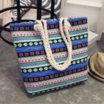 Leve tudo para a praia com estilo e segurança! Bolsa de praia grande em nylon, com fechamento em zíper. Espaçosa, resistente e fácil de limpar. Perfeita para o seu look de verão.