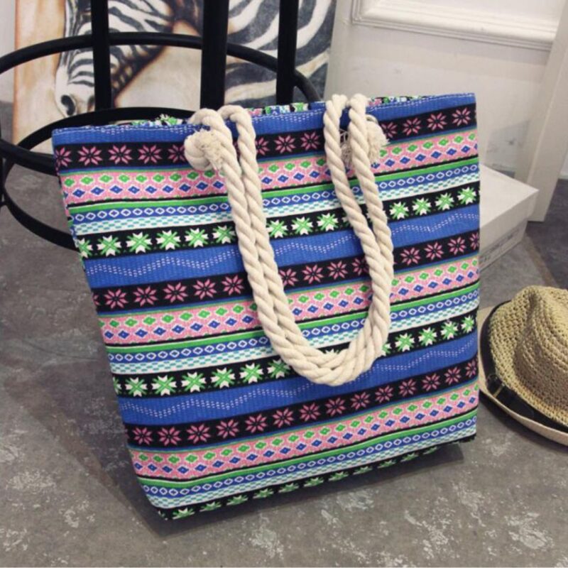 Leve tudo para a praia com estilo e segurança! Bolsa de praia grande em nylon, com fechamento em zíper. Espaçosa, resistente e fácil de limpar. Perfeita para o seu look de verão.