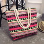 Leve tudo para a praia com estilo e segurança! Bolsa de praia grande em nylon, com fechamento em zíper. Espaçosa, resistente e fácil de limpar. Perfeita para o seu look de verão.
