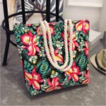 Leve tudo para a praia com estilo e segurança! Bolsa de praia grande em nylon, com fechamento em zíper. Espaçosa, resistente e fácil de limpar. Perfeita para o seu look de verão.