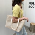 Bolsa de Ombro Vazada Estilo Sacola de Praia com Necessaire Interna