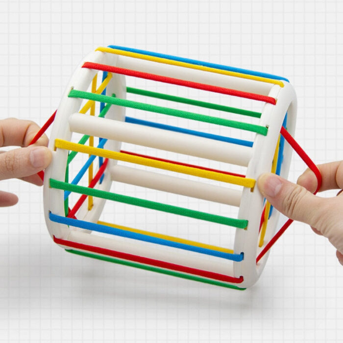 Brinquedo Pedagógico Cubo Sensorial com Elásticos e Formas