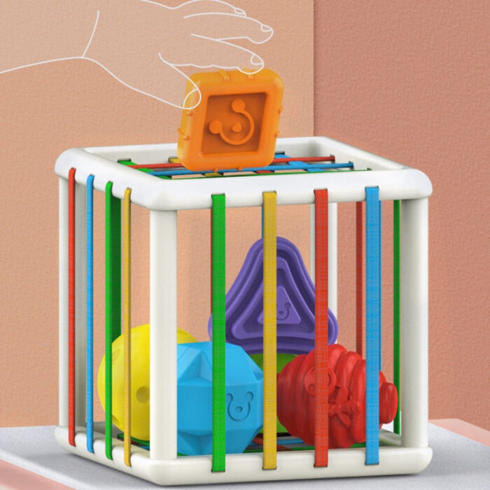 Brinquedo Pedagógico Cubo Sensorial com Elásticos e Formas