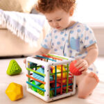 Brinquedo Pedagógico Cubo Sensorial com Elásticos e Formas